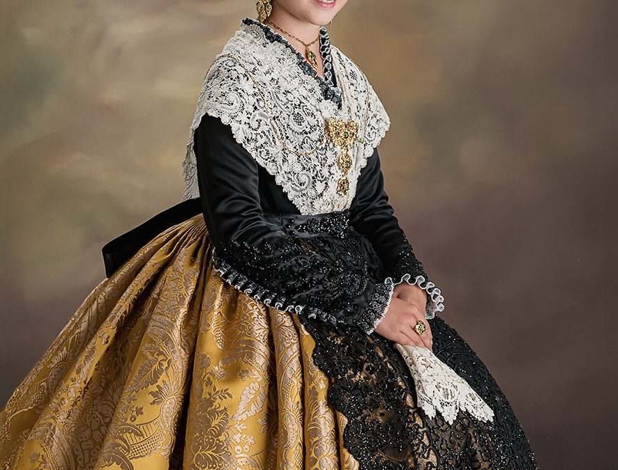 Ana Colón Sastriques, Reina Infantil de la Magdalena 2026, en el estudio de Galart Fotógrafos