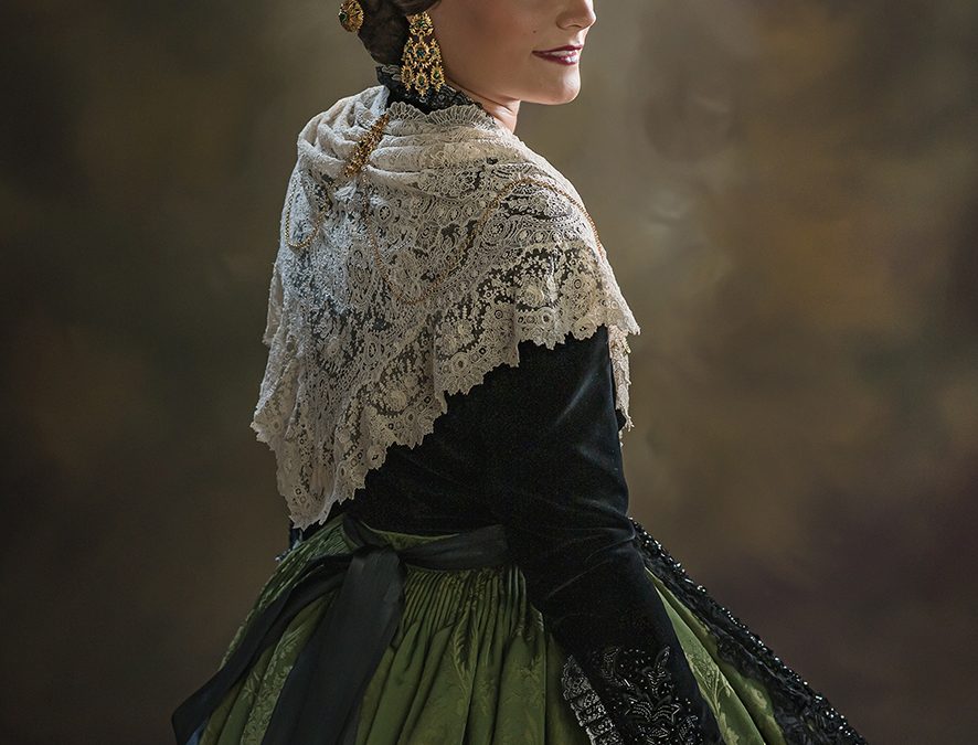 Clara Sanz Sobrino, Reina de las Fiestas de la Magdalena 2026, en el estudio de Galart Fotógrafos